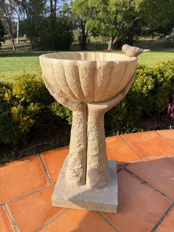 Orgolio Birdbath – Hand-Held Scalloped Bowl with Perched Bird Detail, Natural Sandstone-Cream MGO