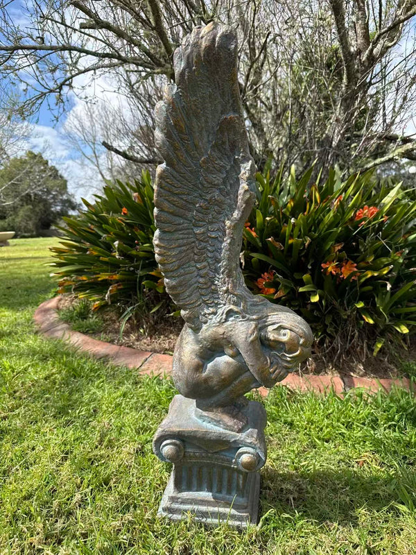 Memoria Angel Statue – Crouching Winged Figure, Dark Bronze-Verdigris MGO