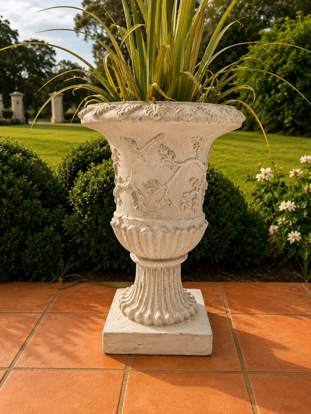 Urna Stylish White Garden Planter