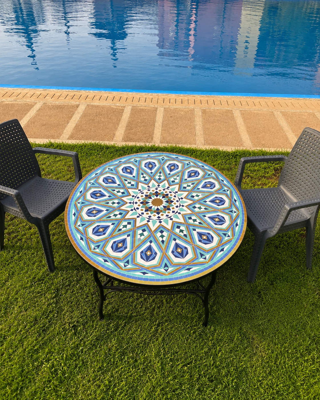 Mosaic Cocktail and dining Tables for Outdoor & Indoor round 100% handcrafted from Moroccan tiles