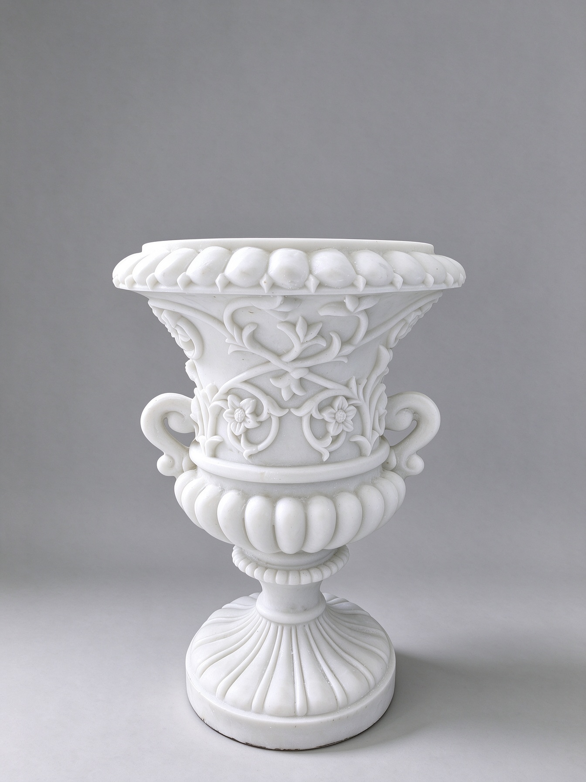 Jazmín Classic Urn Planter in White