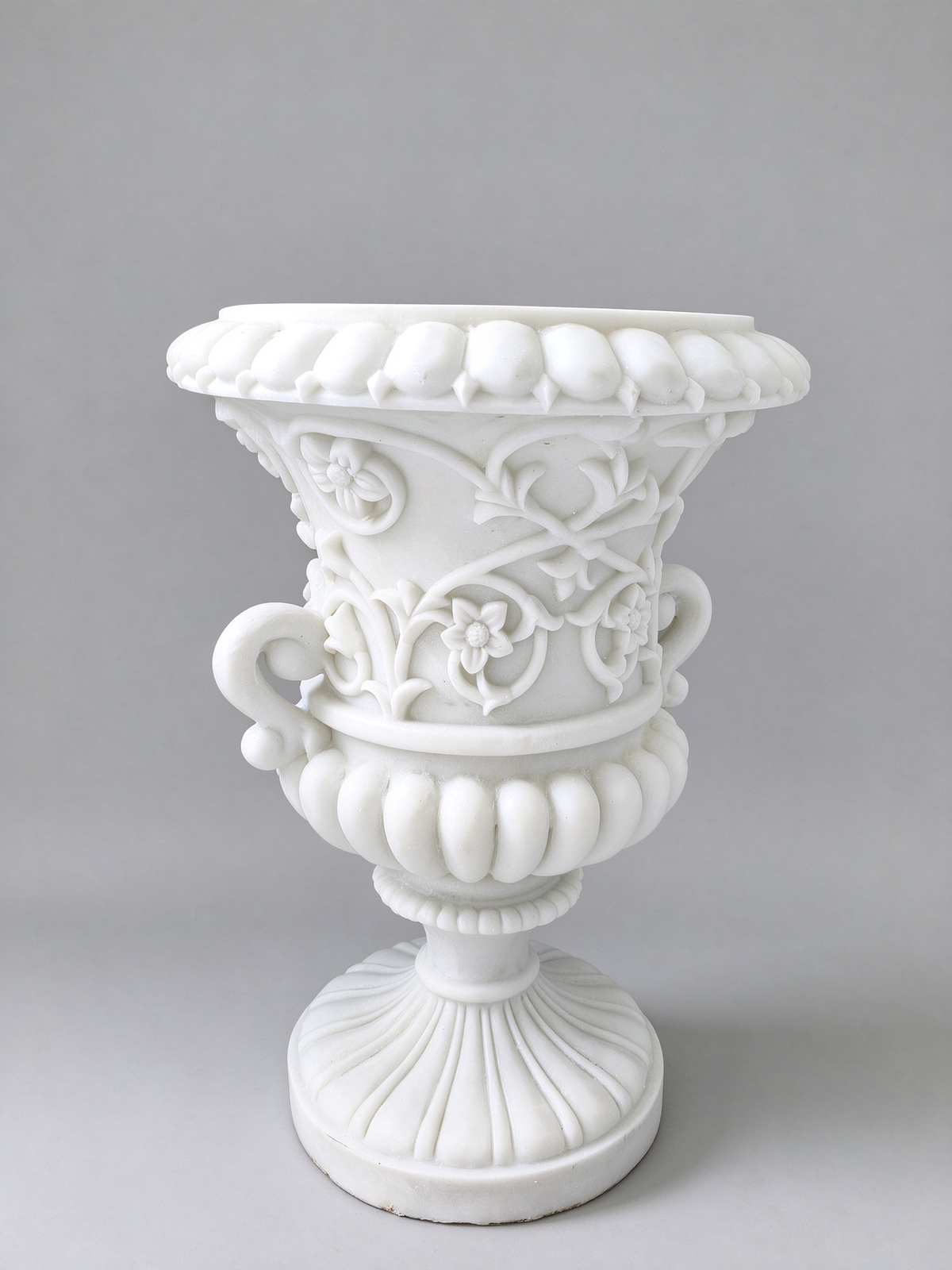 Jazmín Classic Urn Planter in White