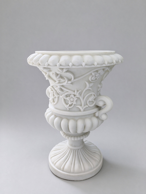 Jazmín Classic Urn Planter in White