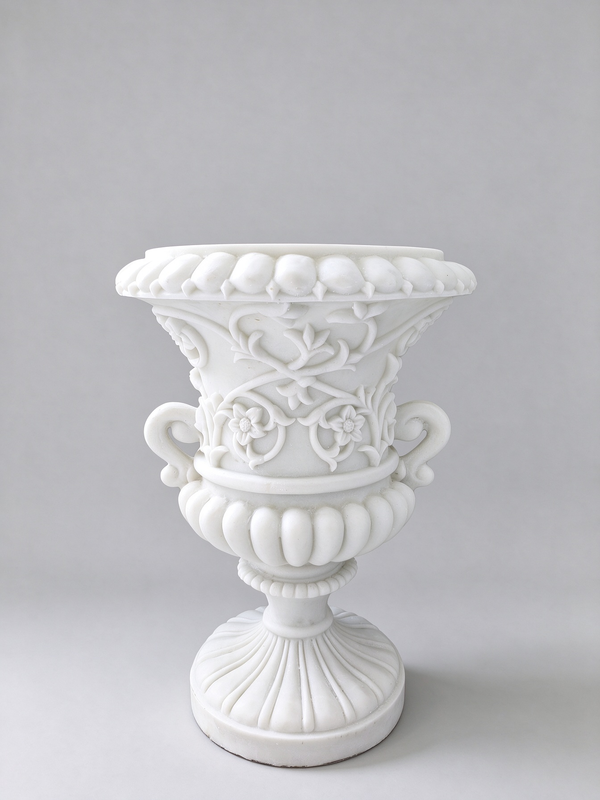 Jazmín Classic Urn Planter in White