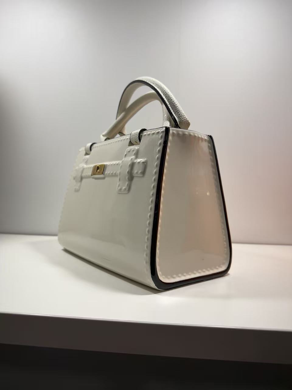Duomo Dolomite Bag Vase in WhiteColour Ceramic Finish