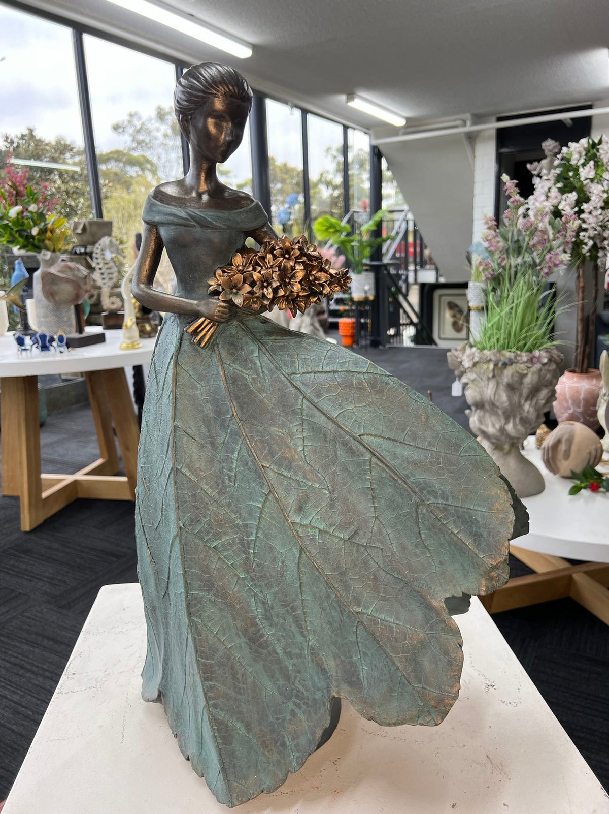 Mellina Elegant Lady in Bronze