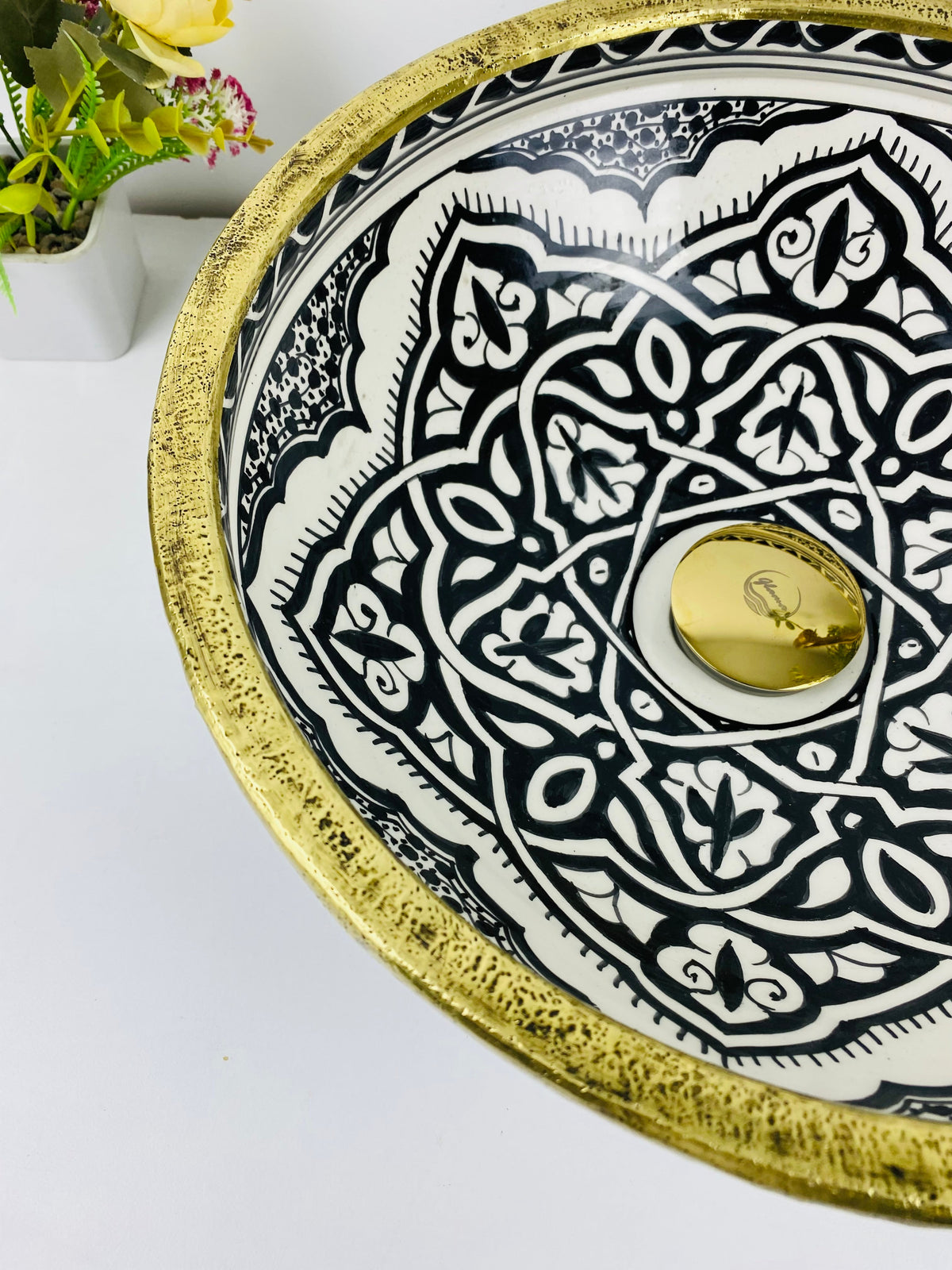 Black bathroom basin - Brass brushed Rimmed sink - Basin with Mid-Century Modern flair batheroom - london Farmhouse Basin