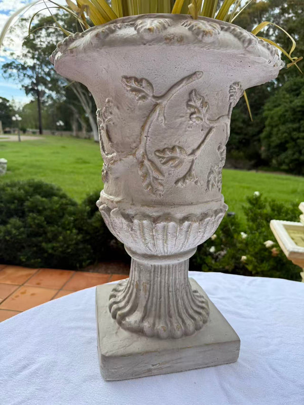 Urna Stylish White Garden Planter