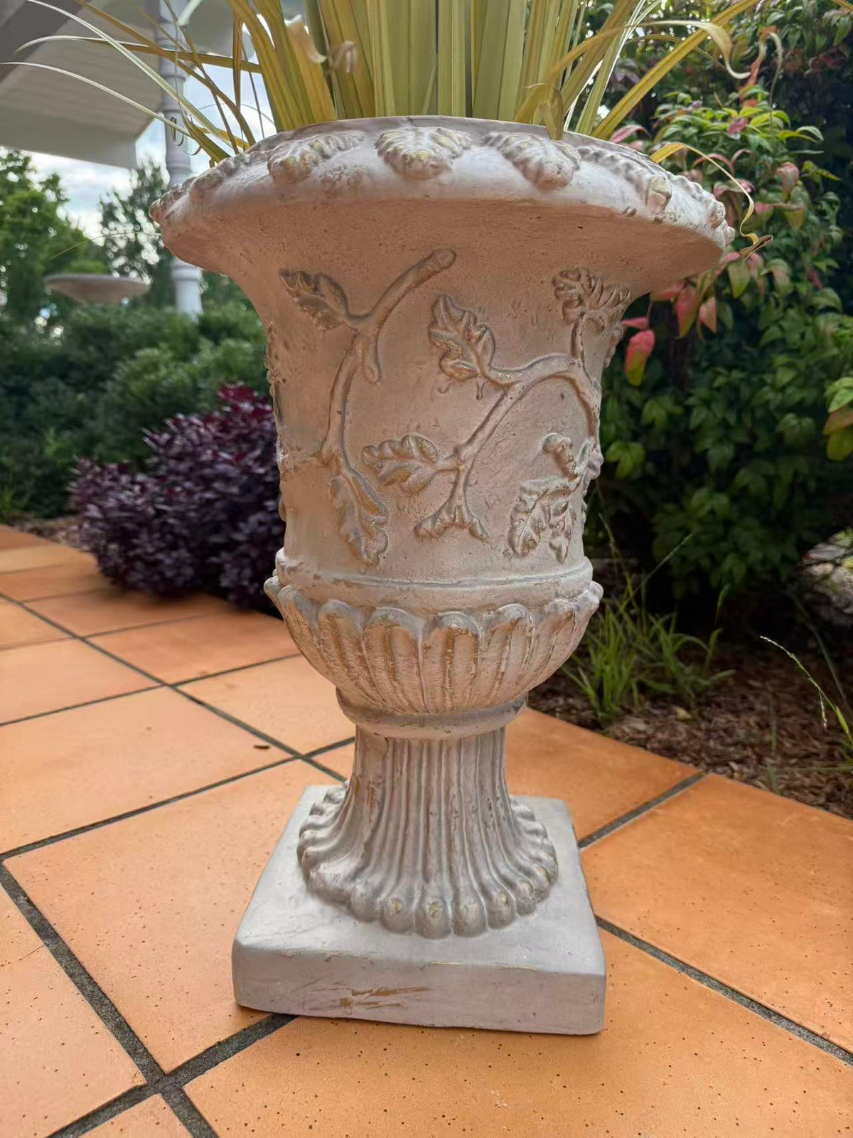 Urna Stylish White Garden Planter