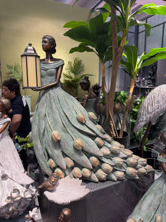Isla Tulip Lady With Solar LED