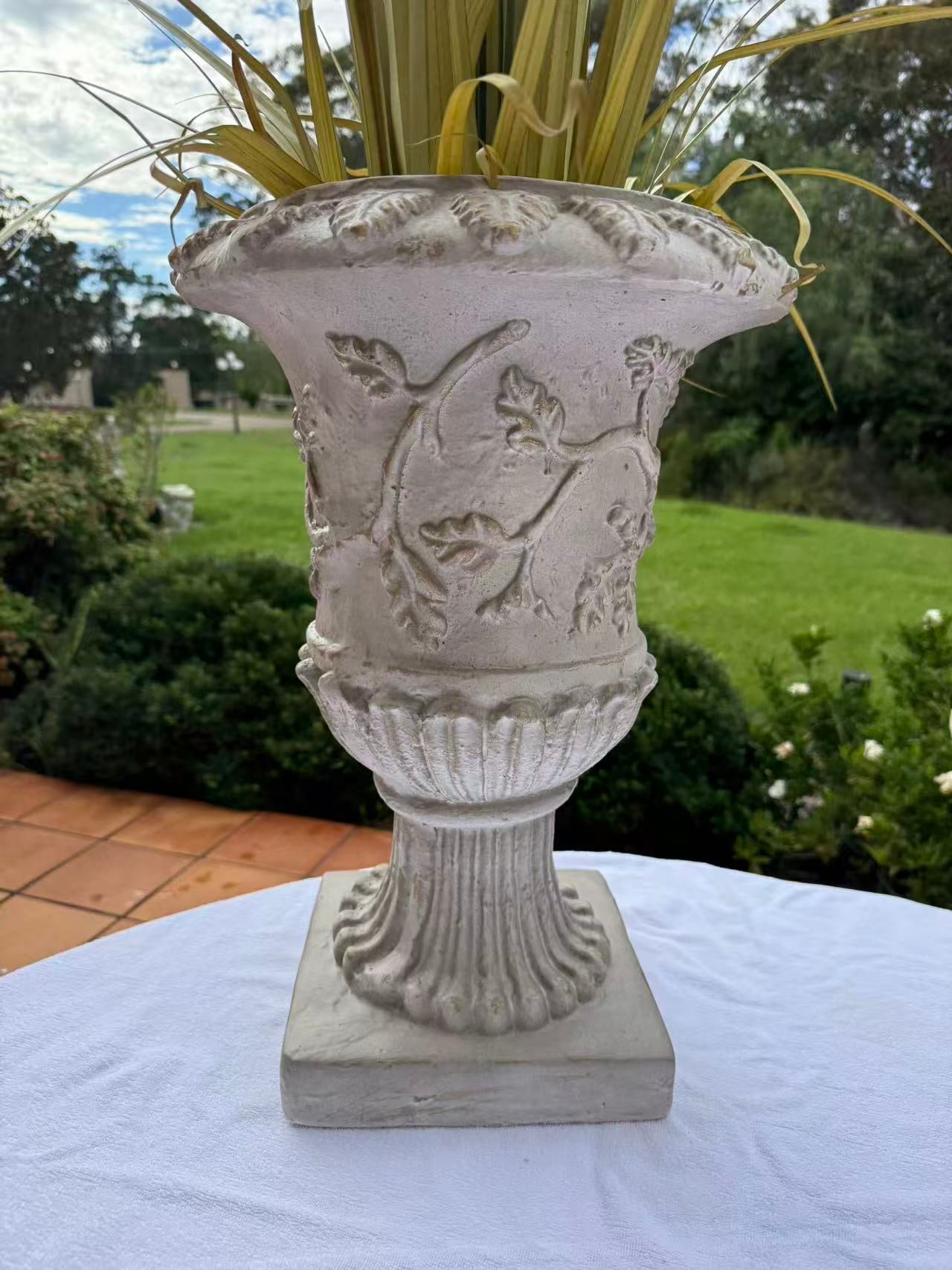 Urna Stylish White Garden Planter