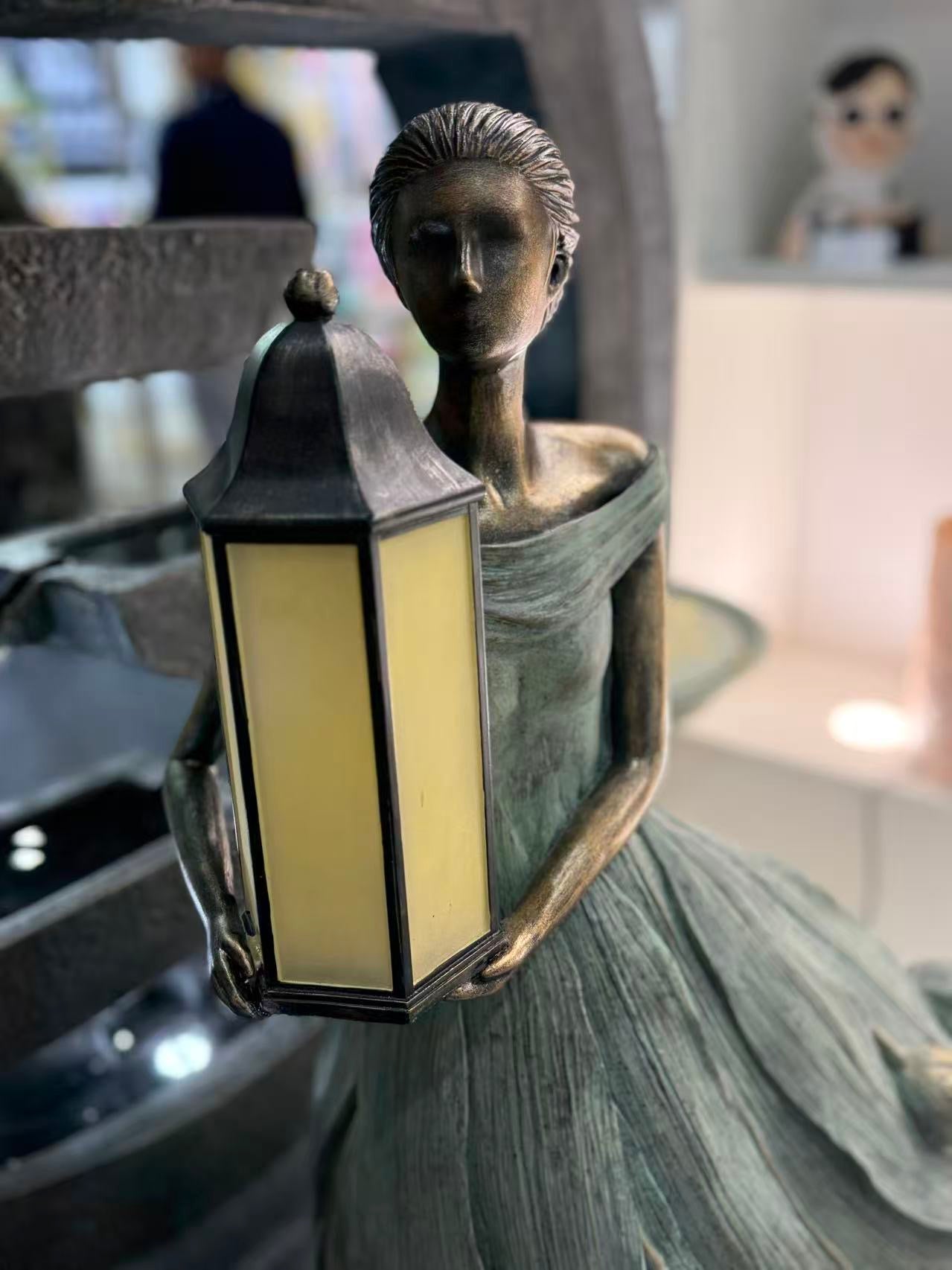Isla Tulip Lady With Solar LED