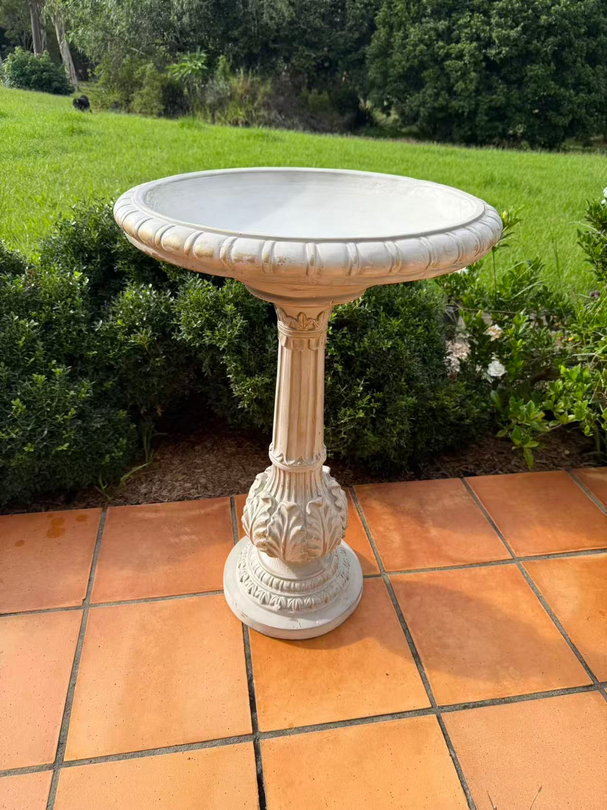 Pila Stylish White Birdbath Garden Decoration