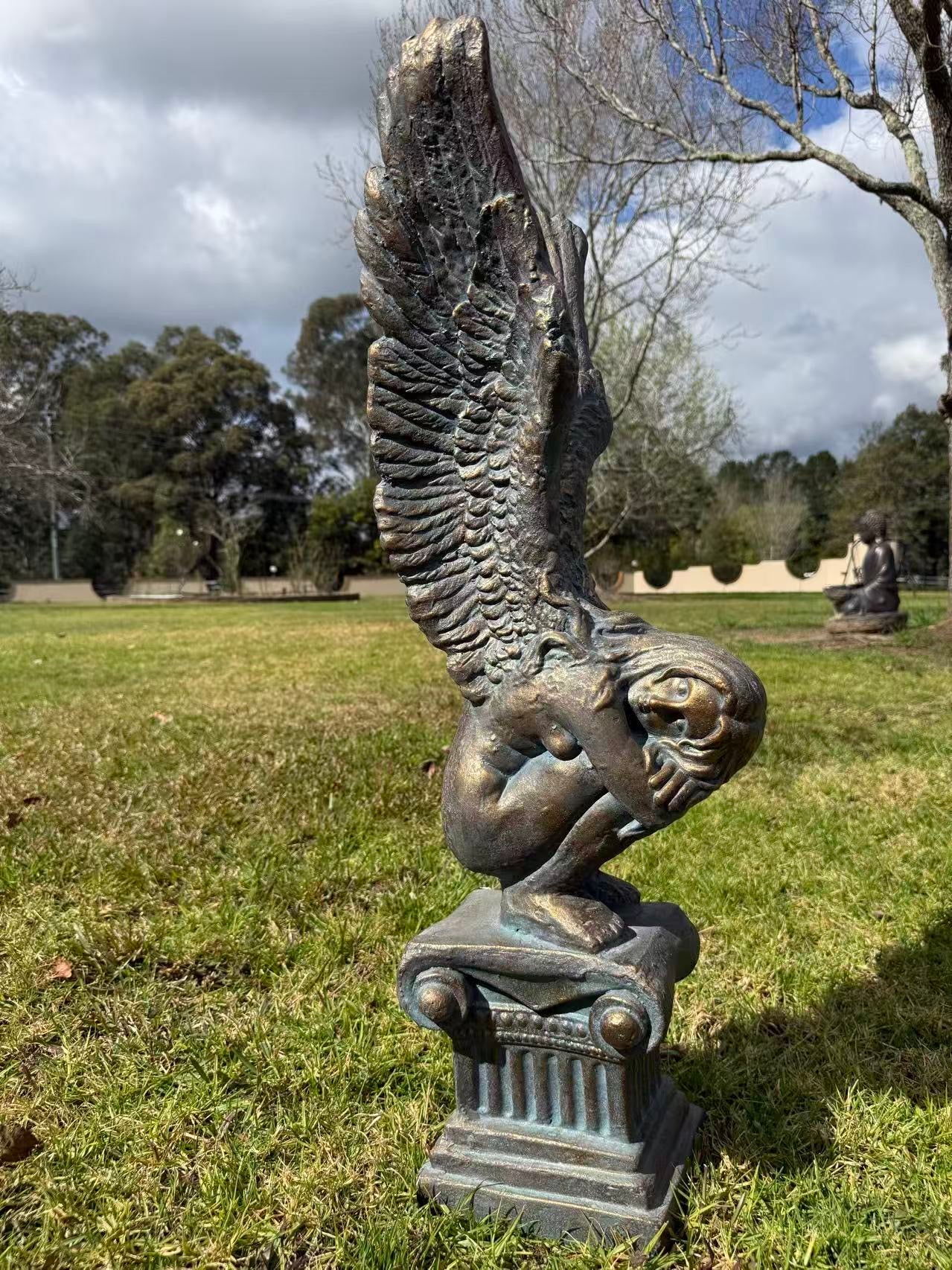 Memoria Angel Statue – Crouching Winged Figure, Dark Bronze-Verdigris MGO