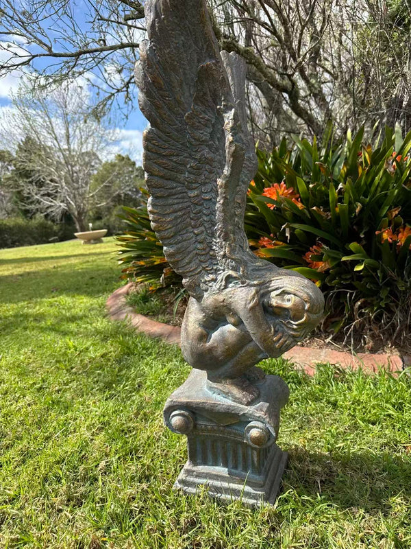 Memoria Angel Statue – Crouching Winged Figure, Dark Bronze-Verdigris MGO