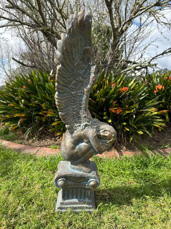 Memoria Angel Statue – Crouching Winged Figure, Dark Bronze-Verdigris MGO