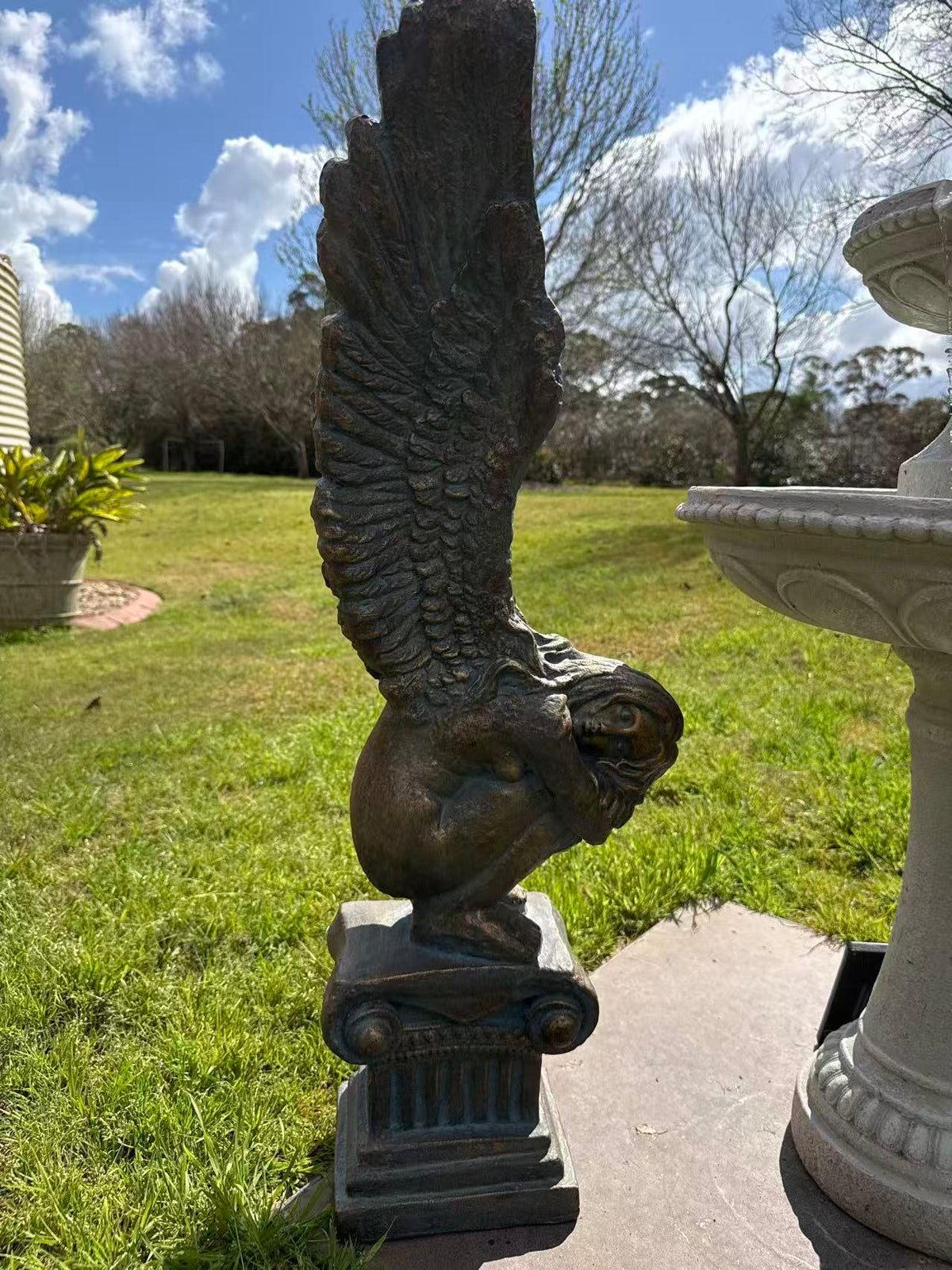Memoria Angel Statue – Crouching Winged Figure, Dark Bronze-Verdigris MGO