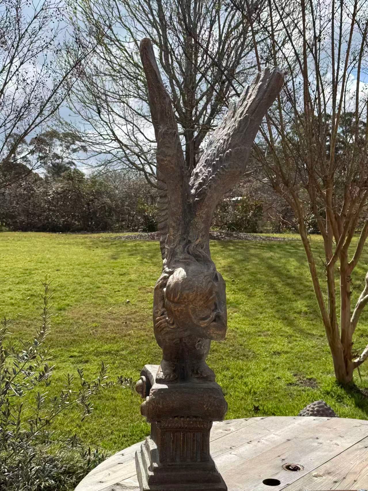 Memoria Angel Statue – Crouching Winged Figure, Dark Bronze-Verdigris MGO