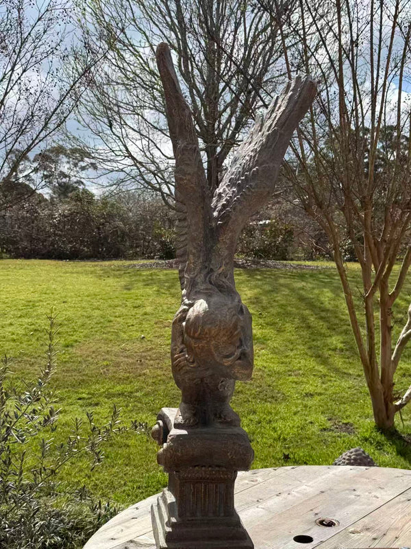 Memoria Angel Statue – Crouching Winged Figure, Dark Bronze-Verdigris MGO