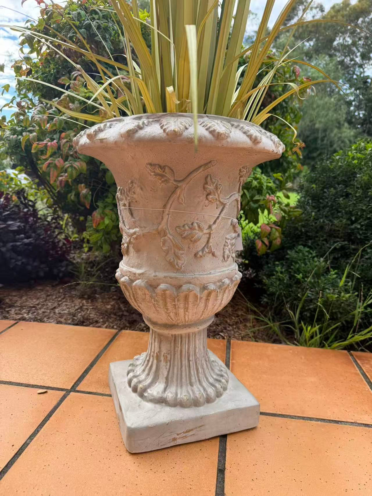 Urna Stylish White Garden Planter