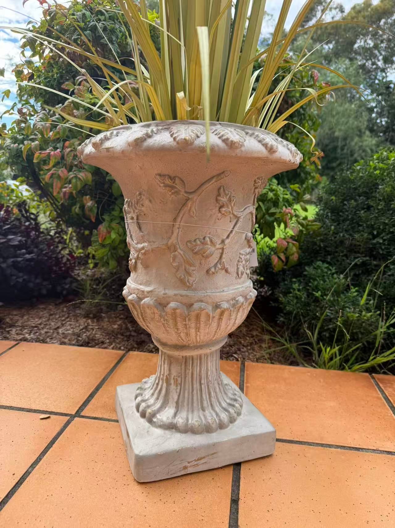 Urna Stylish White Garden Planter