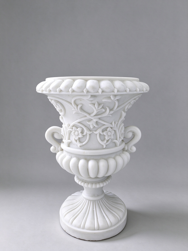 Jazmín Classic Urn Planter in White