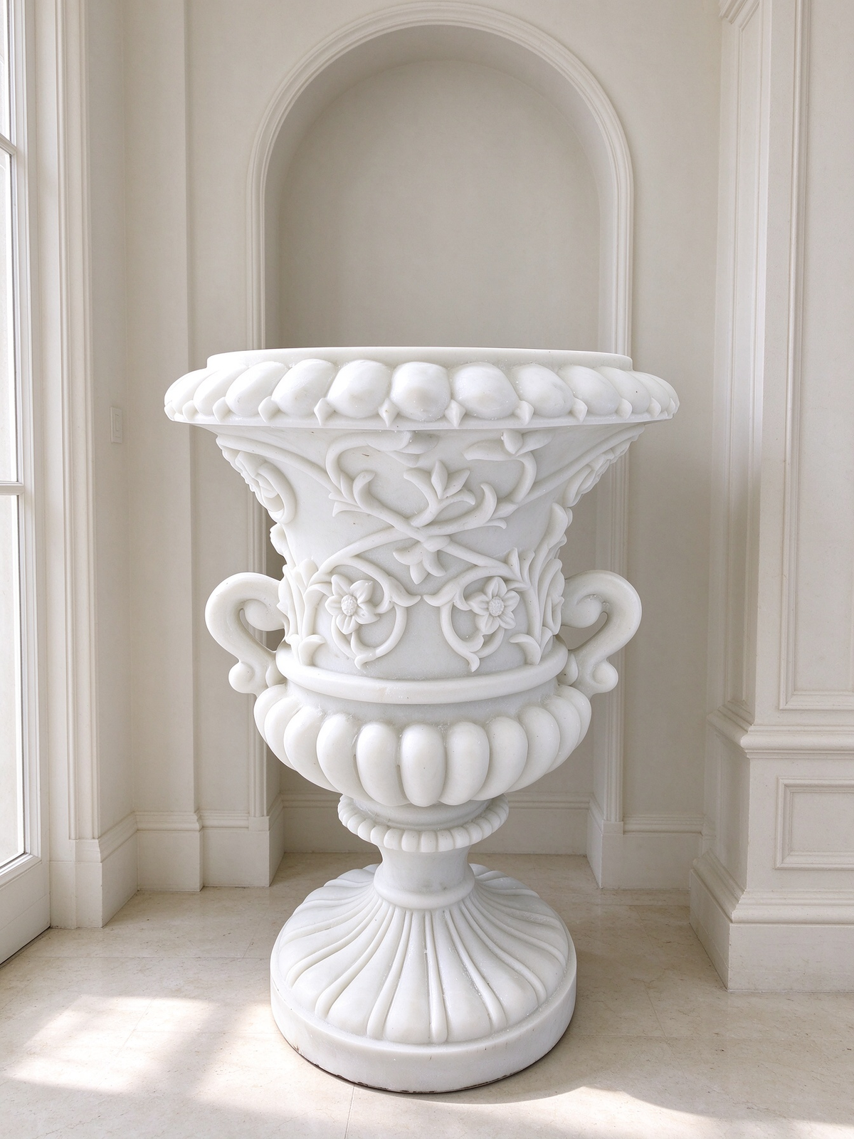 Jazmín Classic Urn Planter in White