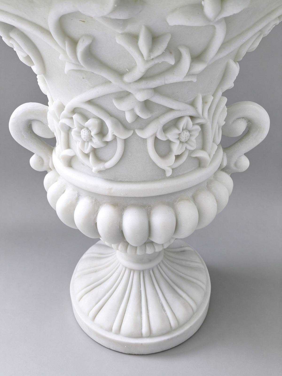 Jazmín Classic Urn Planter in White