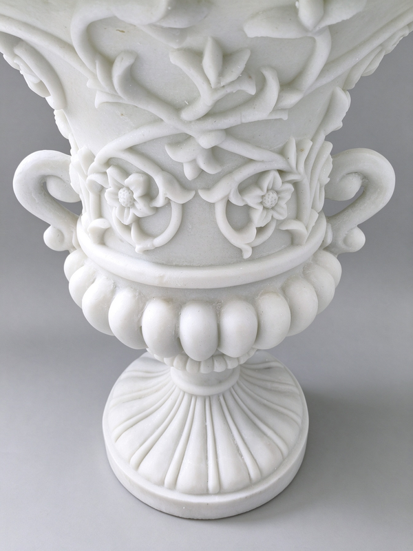 Jazmín Classic Urn Planter in White
