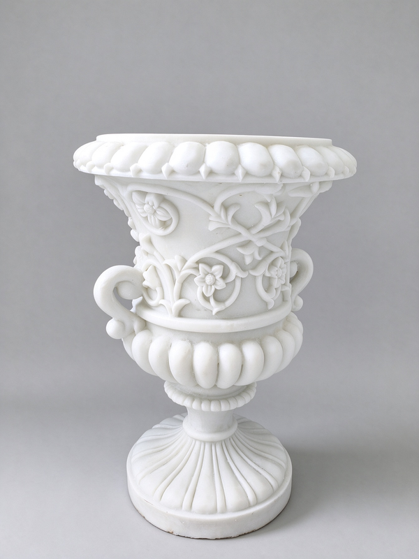 Jazmín Classic Urn Planter in White
