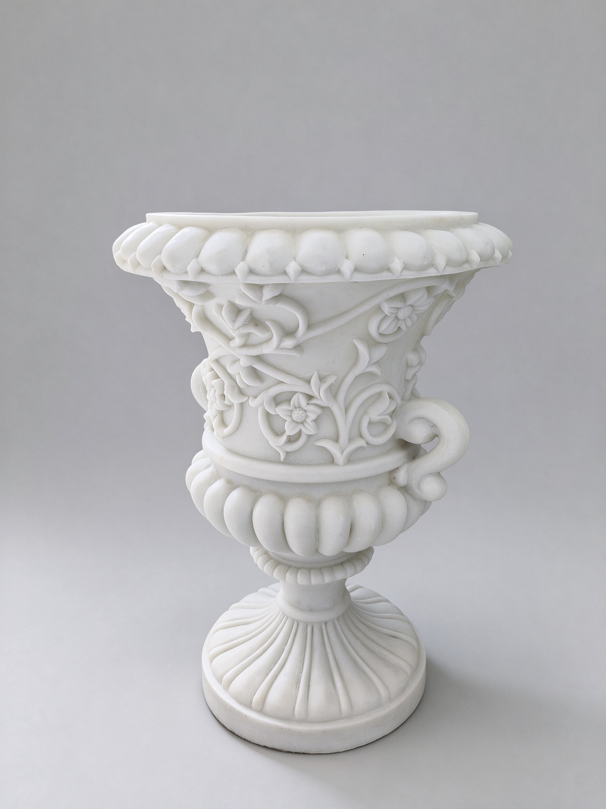 Jazmín Classic Urn Planter in White