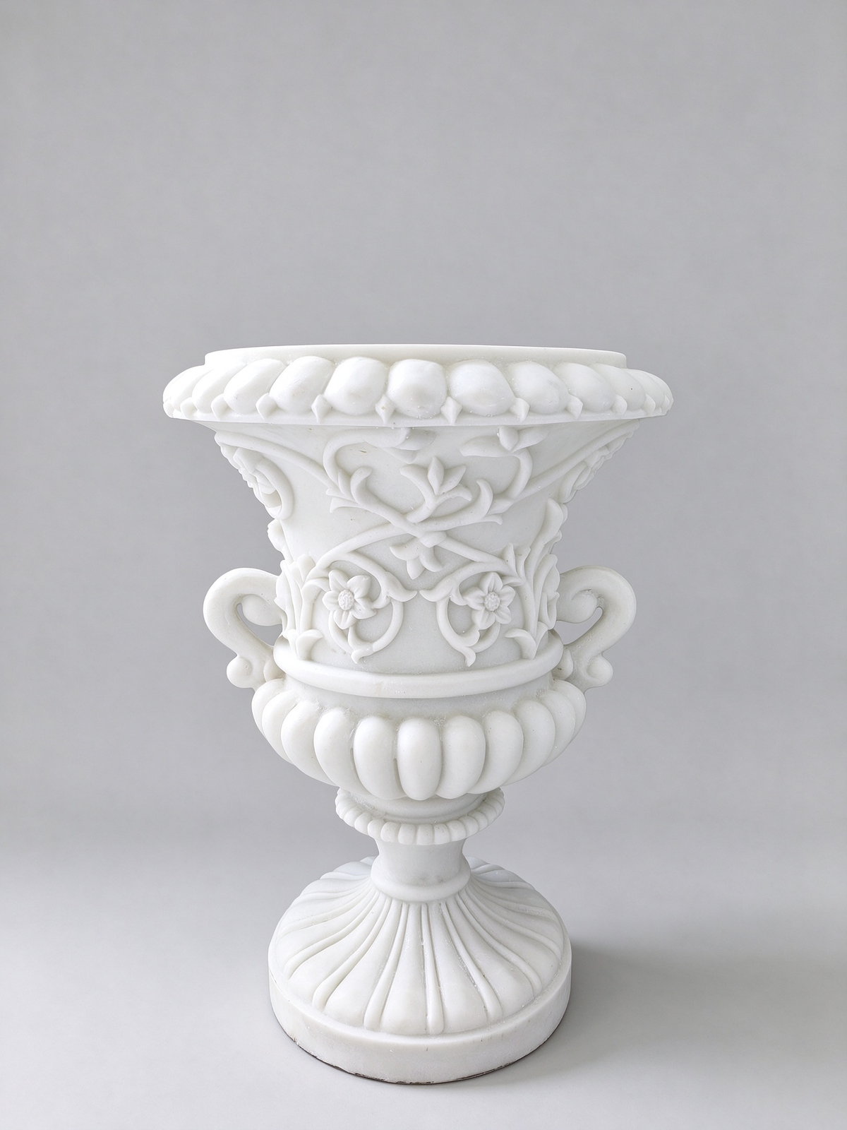 Jazmín Classic Urn Planter in White