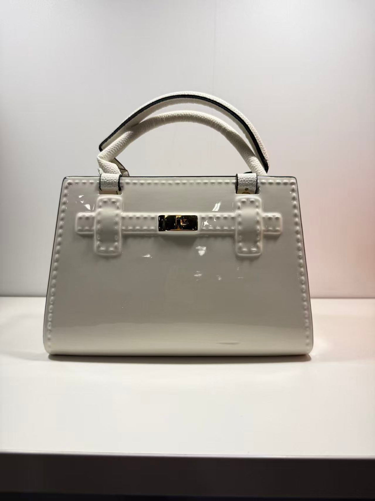 Duomo Dolomite Bag Vase in WhiteColour Ceramic Finish