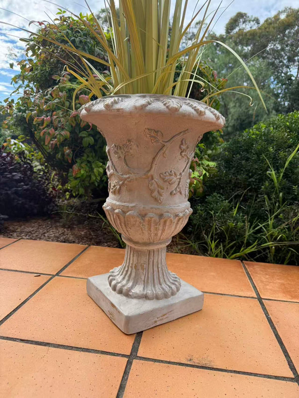 Urna Stylish White Garden Planter