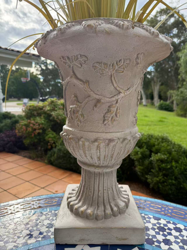 Urna Stylish White Garden Planter