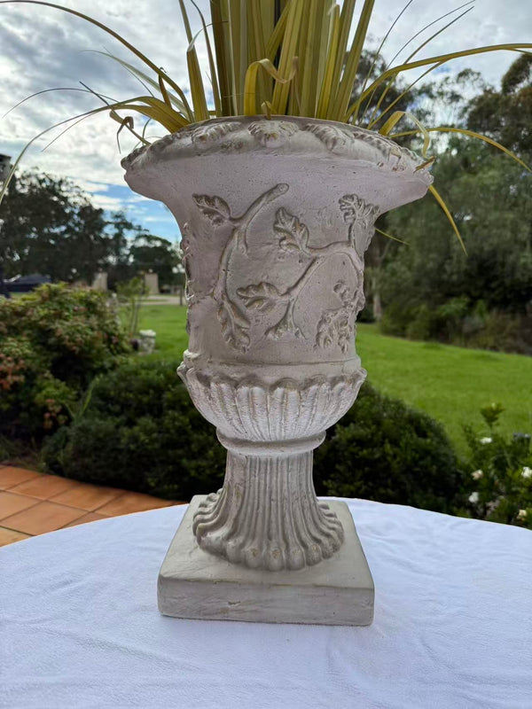 Urna Stylish White Garden Planter