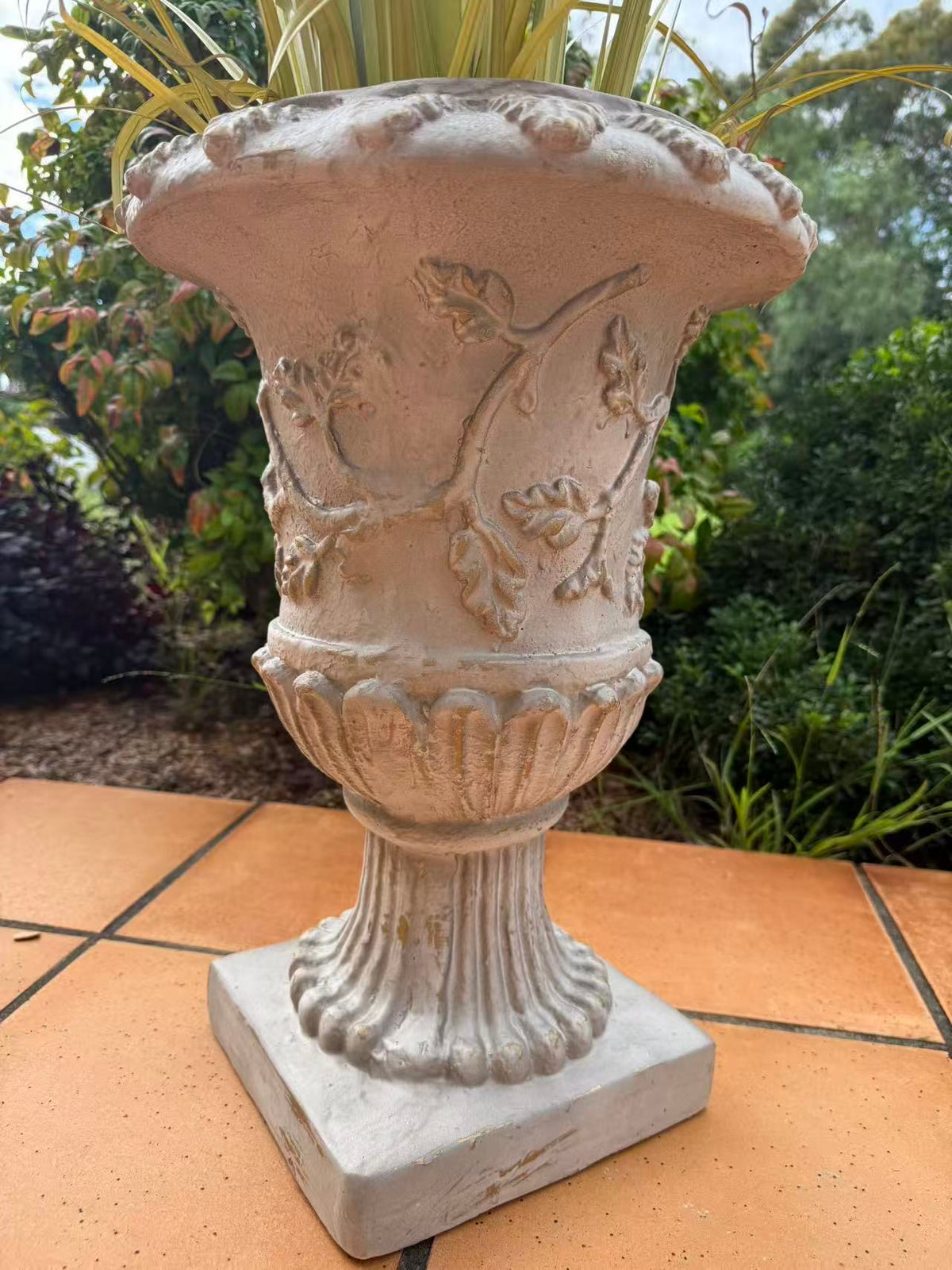 Urna Stylish White Garden Planter
