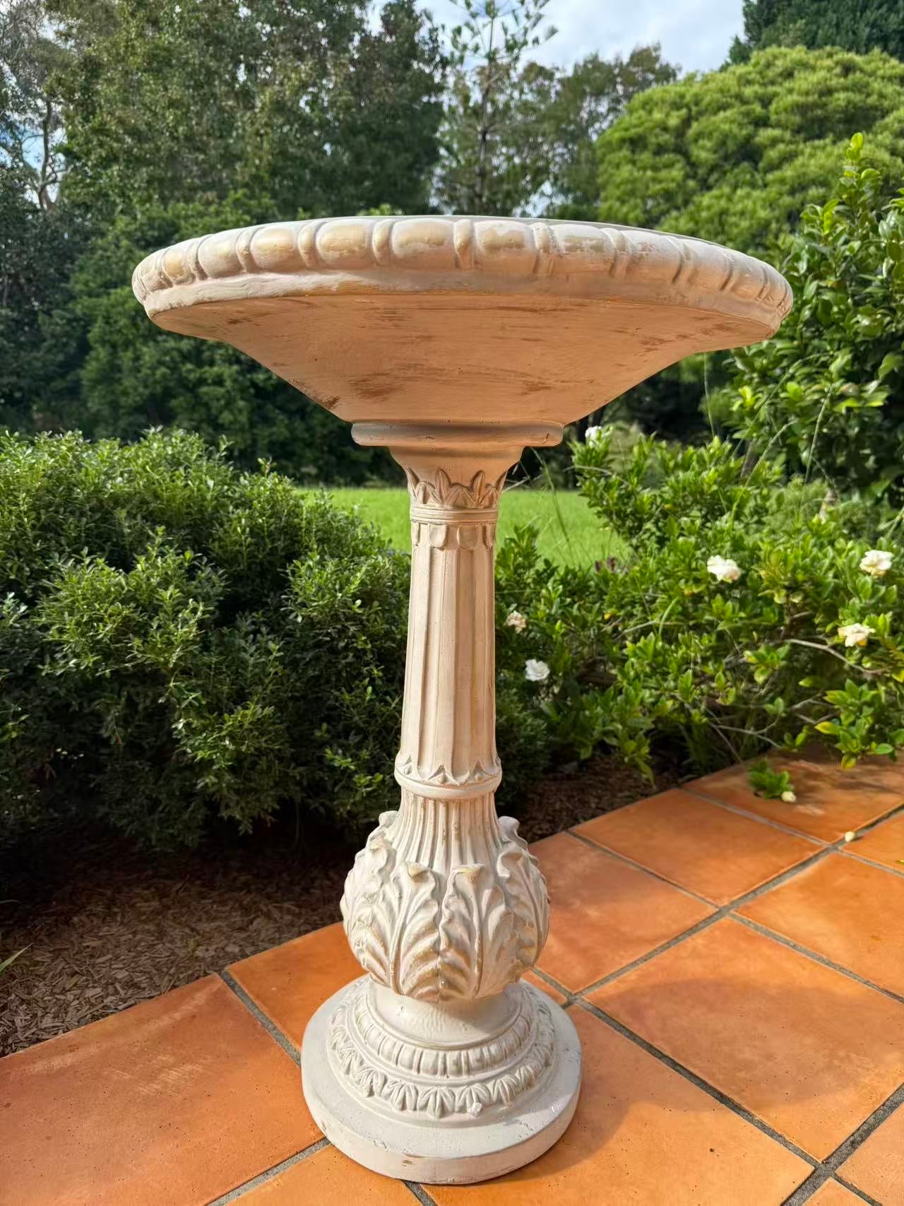 Pila Stylish White Birdbath Garden Decoration
