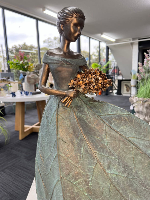 Mellina Elegant Lady in Bronze