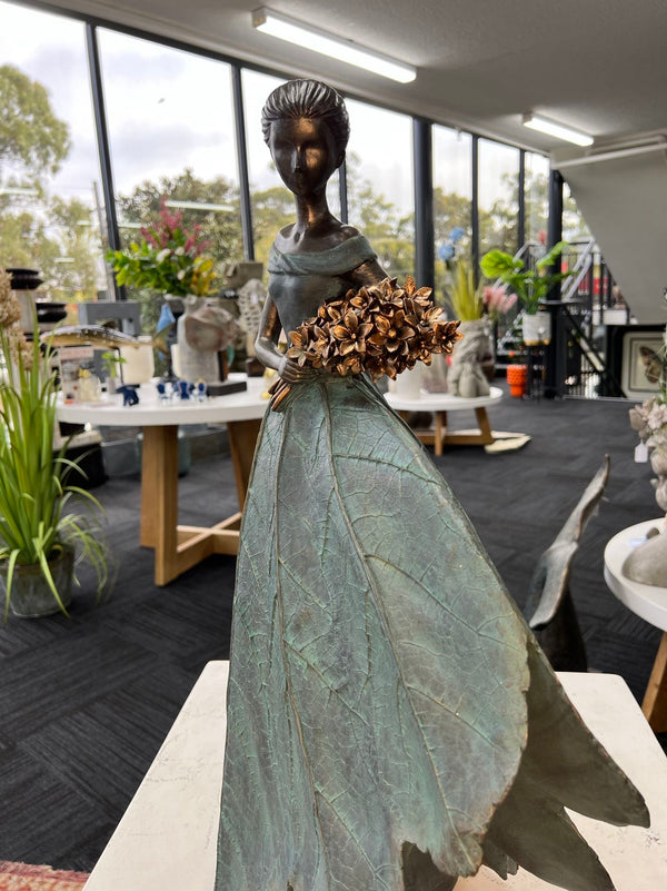 Mellina Elegant Lady in Bronze