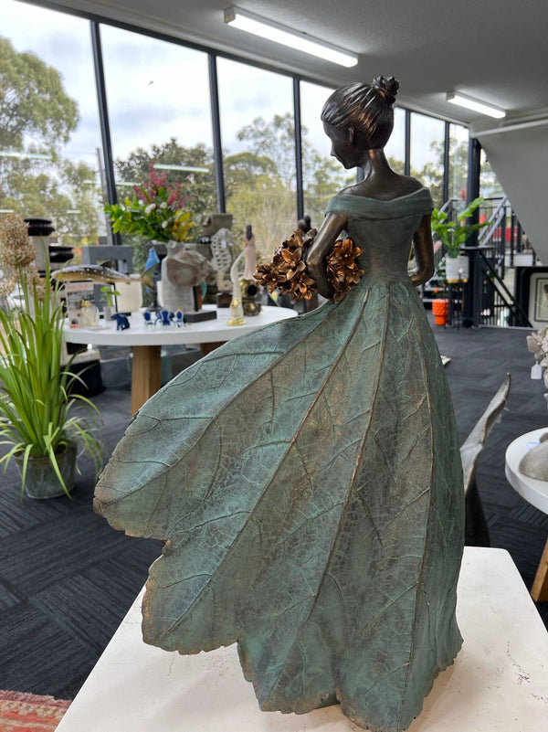 Mellina Elegant Lady in Bronze
