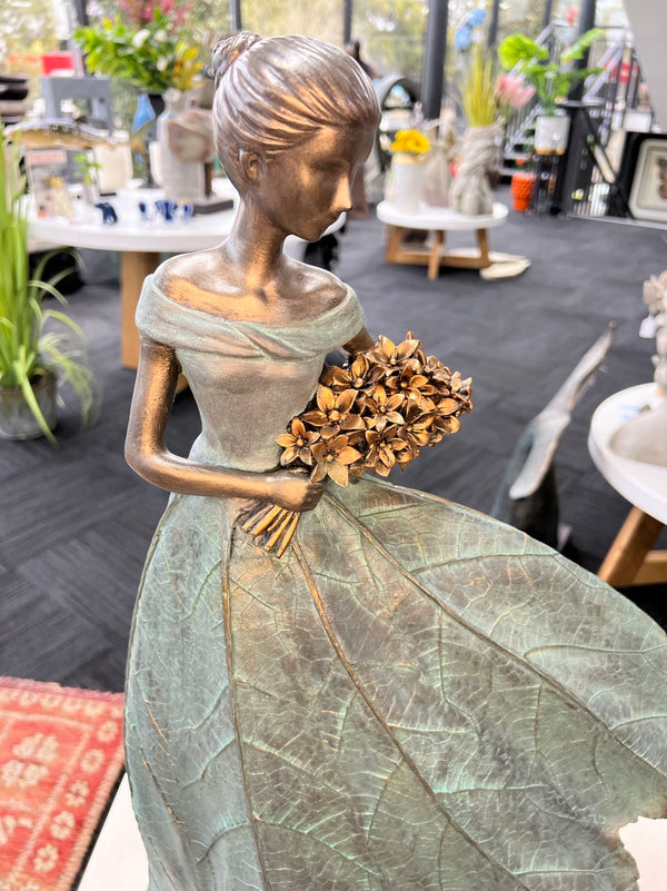 Mellina Elegant Lady in Bronze
