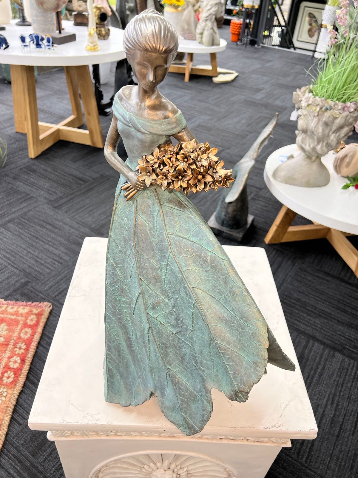 Mellina Elegant Lady in Bronze