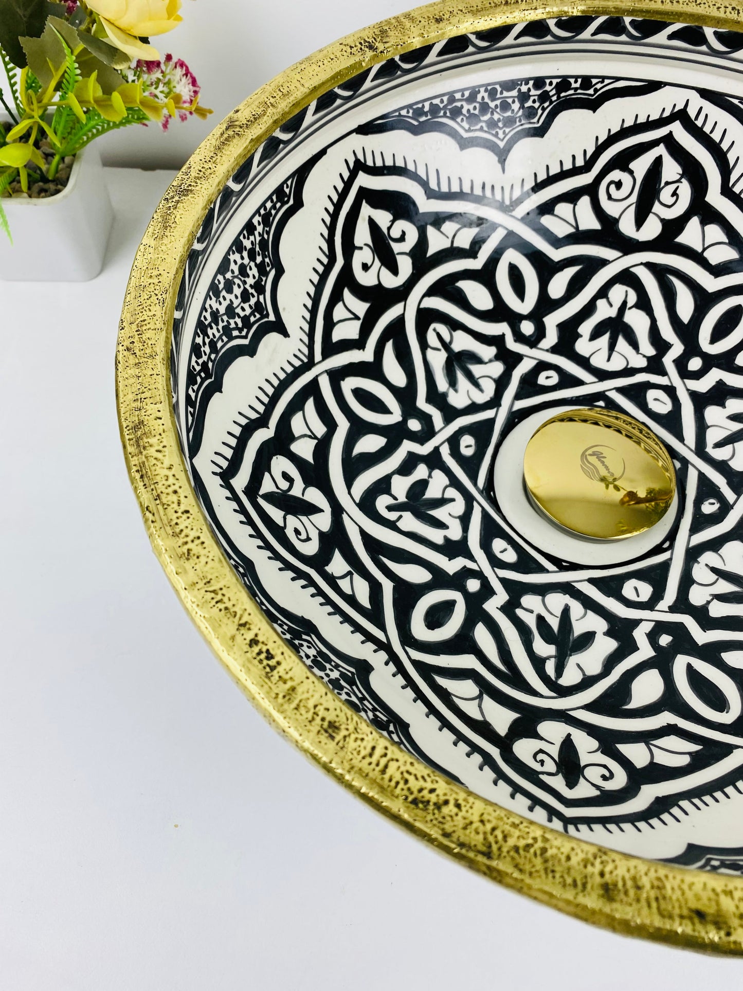 Black bathroom basin - Brass brushed Rimmed sink  - Basin with Mid-Century Modern flair batheroom - london  Farmhouse Basin