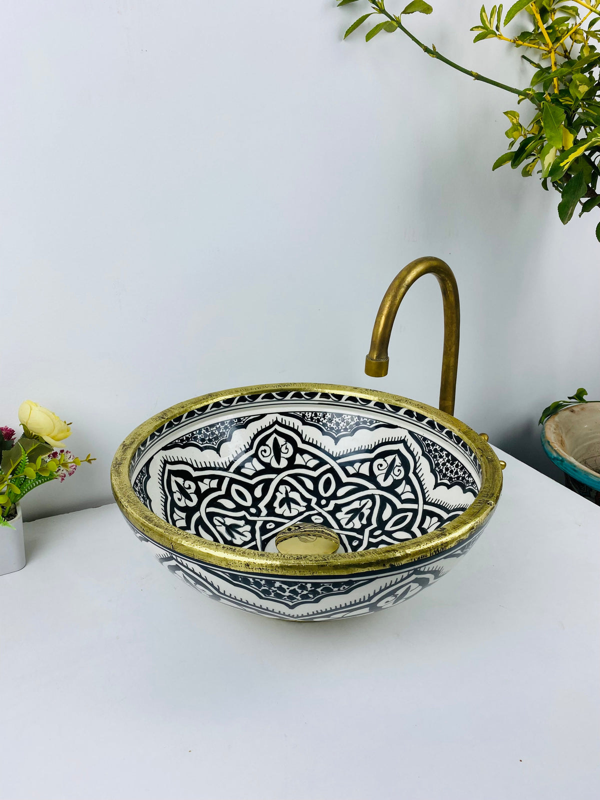 Black bathroom basin - Brass brushed Rimmed sink  - Basin with Mid-Century Modern flair batheroom - london  Farmhouse Basin