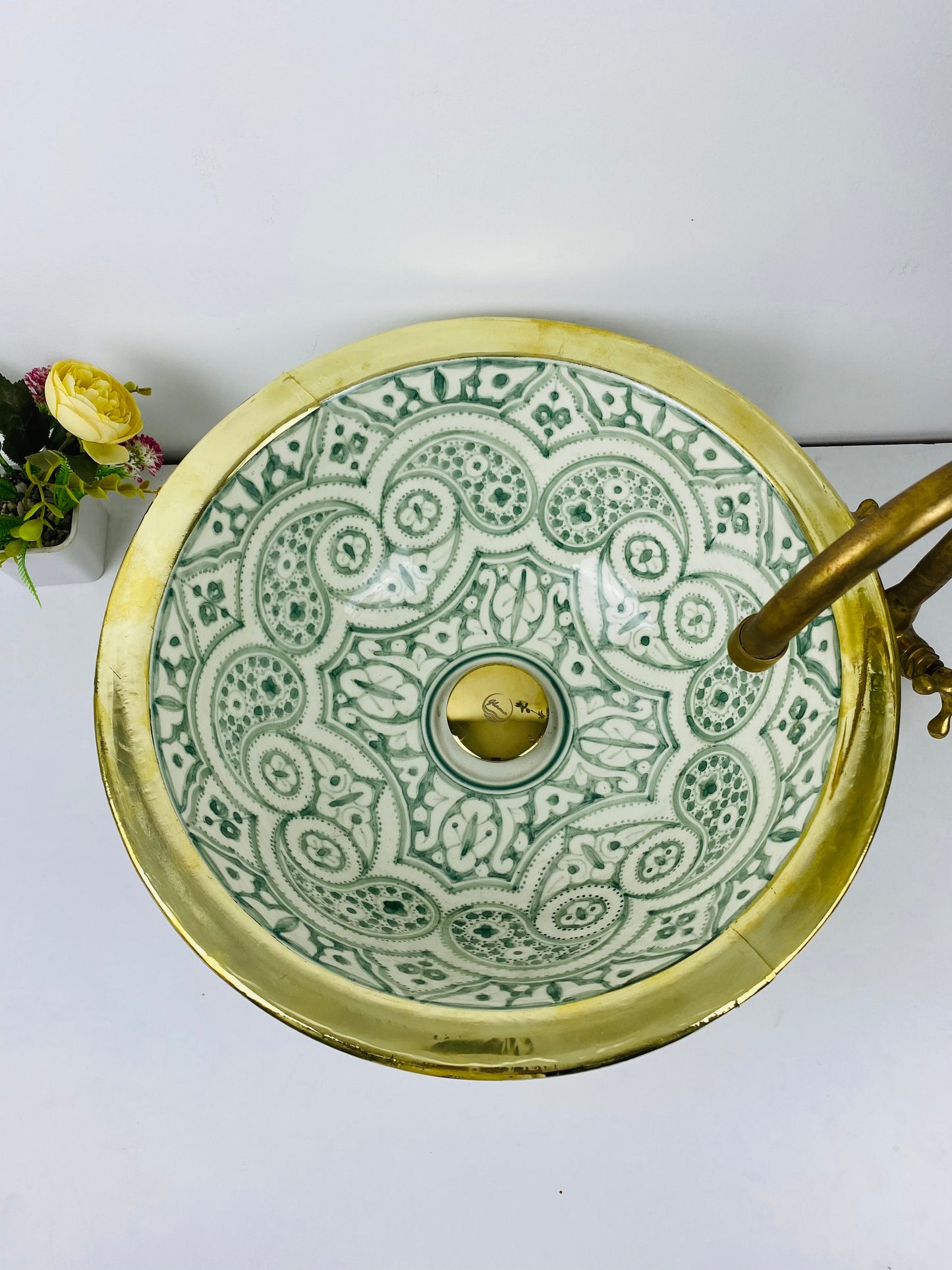 Green bathroom basin Brushed Solid Brass Rimmed sink  - Basin with Mid-Century Modern flair batheroom - london  Farmhouse Basin