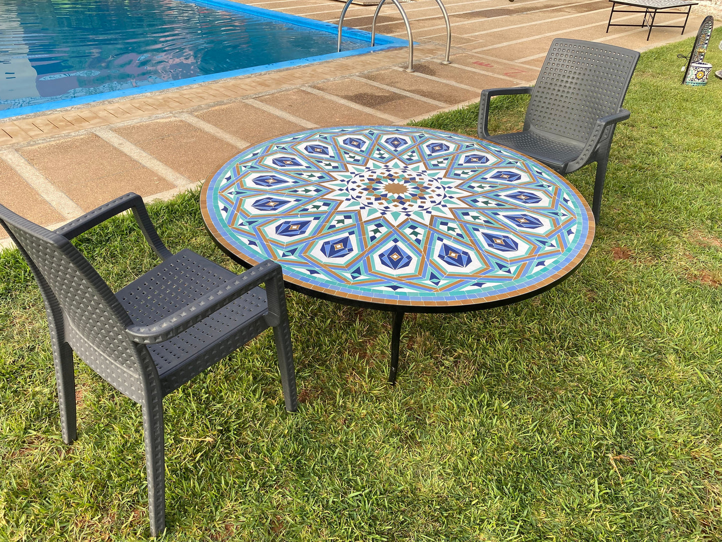 Mosaic Cocktail and dining Tables for Outdoor & Indoor round 100% handcrafted from Moroccan tiles