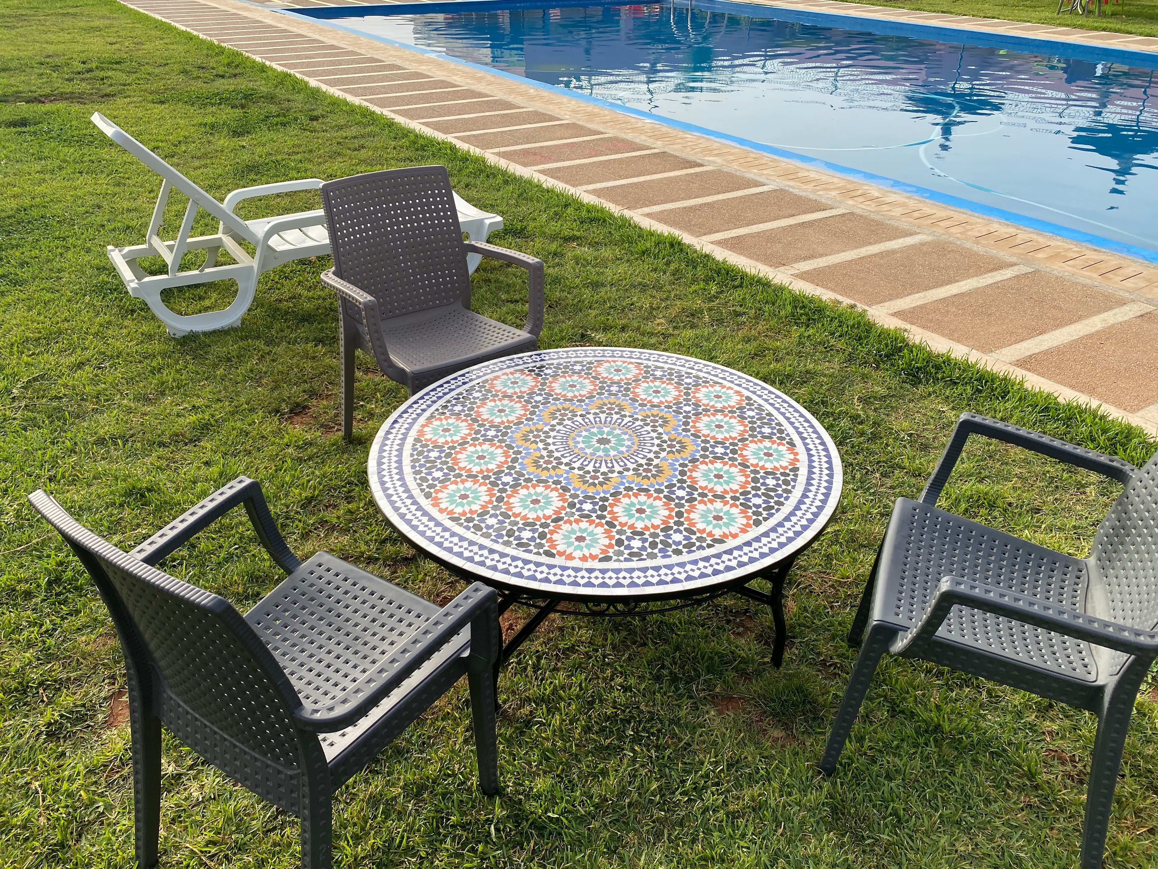 Round mosaic discount outdoor dining table